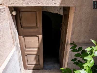 Ma le sorprese di Villa Armida non finiscono qua. Le due Circella infatti ci riconducono all�esterno della residenza e, una volta nel cortiletto, ci indicano alla sinistra dell�elegante scalinata altri gradini che scendono verso un�anonima porta in legno